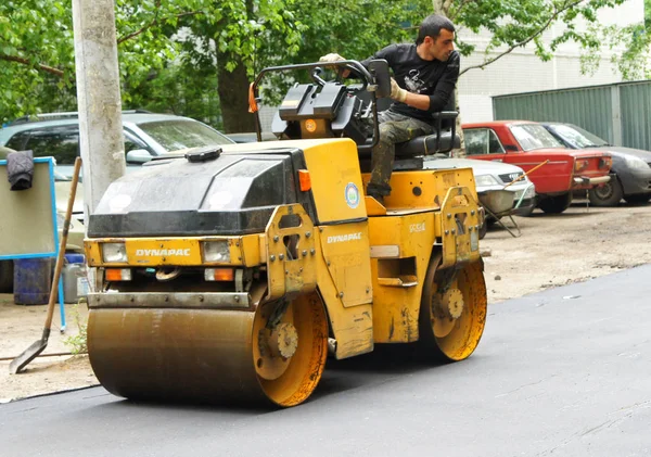 モスクワ ロシア 月21 2011 リンク上の作業者は 道路上のアスファルトをロールバックします 新しい道 モスクワの公共エリアの改修のプログラム — ストック写真