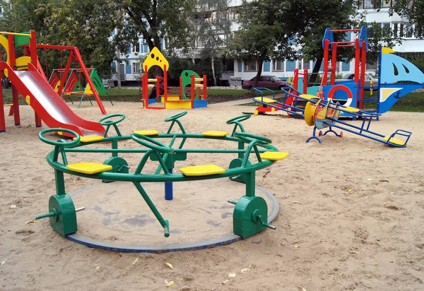 Зеленая Карусель Детской Площадке — стоковое фото