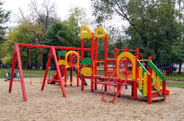 Kinderspielplatz Mit Roten Mustern Und Schaukeln — Stockfoto