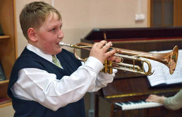 Moscow Rusia Abril 2012 Niño Está Tocando Trompeta Concurso Musical — Foto de Stock