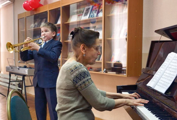 莫斯科 俄罗斯 2012年4月20日 男孩正在吹小号 莫斯科一所市立学校的音乐竞赛 — 图库照片