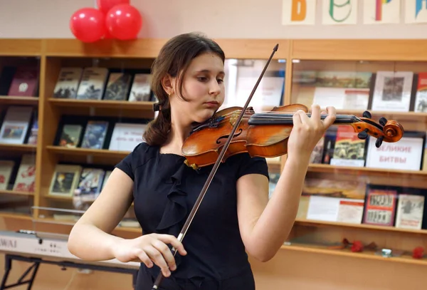 モスクワ ロシア連邦 2012 Girl バイオリンの演奏します モスクワの市学校音楽コンクール — ストック写真