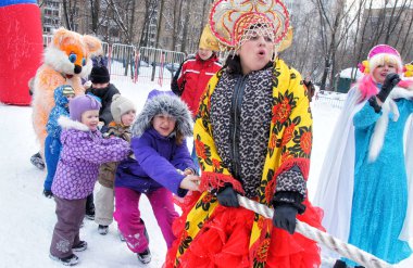 Moskova, Rusya - 18 Şubat 2012: Halat çocuk oyun. Karnaval Maslenitsa Moskova'da kutluyor.