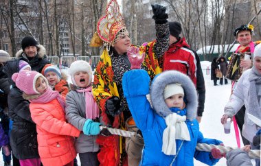 Moskova, Rusya - 18 Şubat 2012: Halat çocuk oyun. Karnaval Maslenitsa Moskova'da kutluyor.
