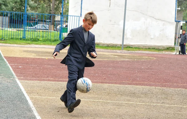 莫斯科 俄罗斯 2012年9月15日 男孩放学后踢足球 莫斯科的日常生活 — 图库照片
