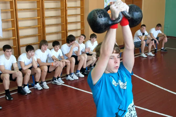 モスクワ ロシア 2012 運動選手は重量を持ち上げます モスクワでウェイトを上げる生市大会 — ストック写真