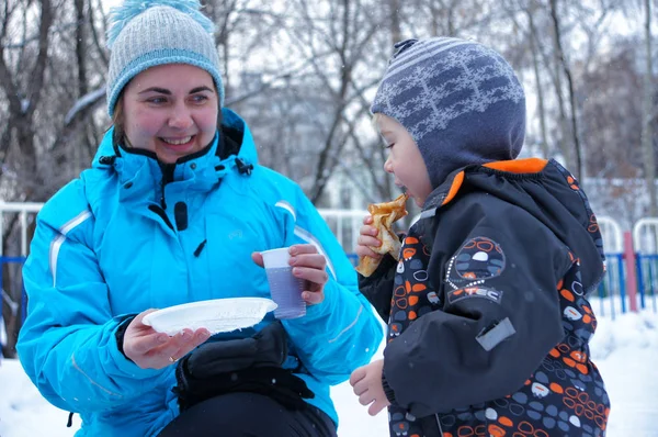 Moscú Rusia Febrero 2012 Los Niños Comen Panqueques Celebración Del — Foto de Stock