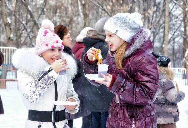 Mosca Russia Febbraio 2012 Bambini Mangiano Frittelle Celebrazione Del Carnevale — Foto Stock