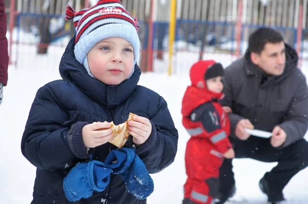 Moskou Rusland Februari 2012 Kinderen Pannenkoeken Eten Vieren Carnaval Maslenitsa — Stockfoto