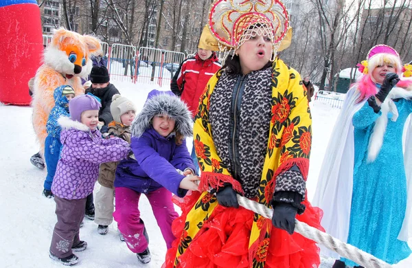 Moscow Rússia Fevereiro 2012 Crianças Brincam Rebocador Guerra Celebrando Carnaval — Fotografia de Stock