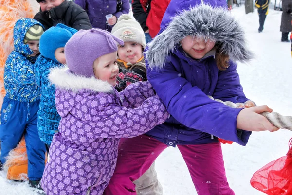 莫斯科 俄罗斯 2012年2月18日 儿童玩拔河 在莫斯科庆祝嘉年华 Maslenitsa — 图库照片