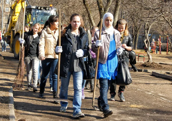 Moskva Rusko Dubna 2014 Mladí Lidé Čisté Spadané Listí Veřejný — Stock fotografie