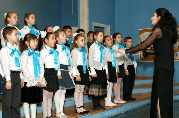 莫斯科 俄罗斯 2009年3月4日 儿童合唱团和 Kapellmeister 莫斯科市立学校的音乐课 — 图库照片