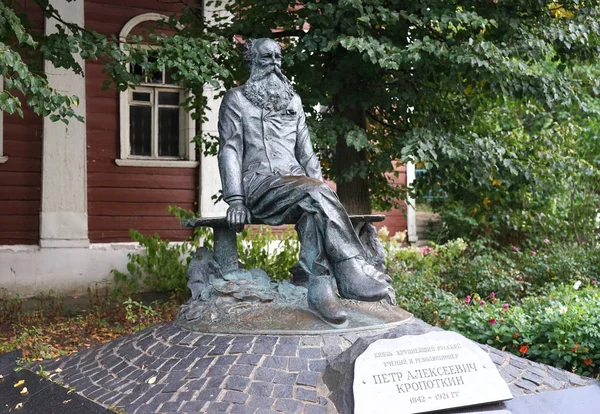 Monumento Peter Kropotkin Dmitrov Rusia Texto Ruso Príncipe Científico Ruso —  Fotos de Stock