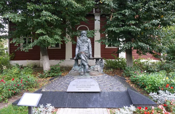 Monument Till Peter Kropotkin Dmitrov Ryssland Text Ryska Prinsen Den — Stockfoto