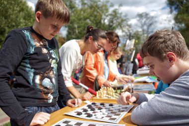 Moskova, Rusya - 06 Eylül 2014: Çocuk satranç oyun. Moskova şehir günü kutlamaları.