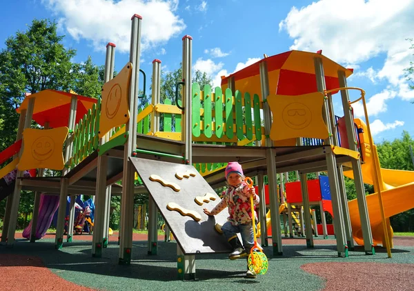 Moskau Russland Juni 2014 Das Kind Spielt Auf Dem Spielplatz — Stockfoto