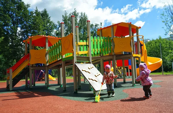 Moscú Rusia Junio 2014 Niño Está Jugando Patio Recreo Nuevos — Foto de Stock