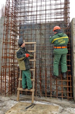 Moskova, Rusya - February16, 2013: yükleme Beton dökme için bağlantı parçaları inşaat. Kilisenin başkalaşım Rabbinin başkalaşım Meydanı Moskova'nın yeniden inşası.