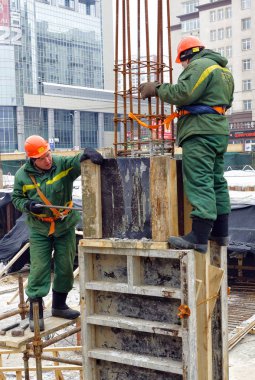 Moskova, Rusya - February16, 2013: yükleme Beton dökme için bağlantı parçaları inşaat. Kilisenin başkalaşım Rabbinin başkalaşım Meydanı Moskova'nın yeniden inşası.