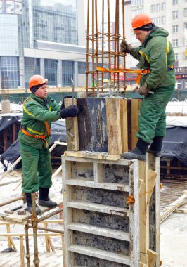 Moskova, Rusya - February16, 2013: yükleme Beton dökme için bağlantı parçaları inşaat. Kilisenin başkalaşım Rabbinin başkalaşım Meydanı Moskova'nın yeniden inşası.