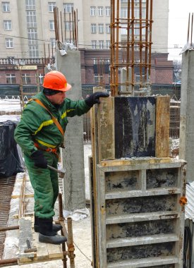 Moskova, Rusya - February16, 2013: yükleme Beton dökme için bağlantı parçaları inşaat. Kilisenin başkalaşım Rabbinin başkalaşım Meydanı Moskova'nın yeniden inşası.