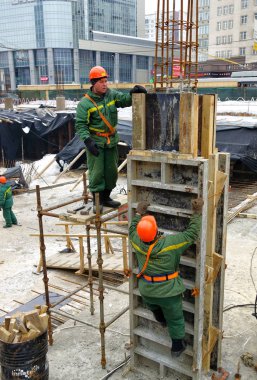 Moskova, Rusya - February16, 2013: yükleme Beton dökme için bağlantı parçaları inşaat. Kilisenin başkalaşım Rabbinin başkalaşım Meydanı Moskova'nın yeniden inşası.