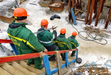 Moskova, Rusya - February16, 2013: İşçi kask ve üniformaları bina sitesine gidin. Kilisenin başkalaşım Rabbinin başkalaşım Meydanı Moskova'nın yeniden inşası.