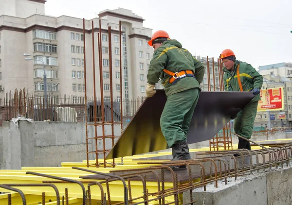 Moskau Russland Februar 2013 Arbeiter Helmen Tragen Ein Hölzernes Schild — Stockfoto