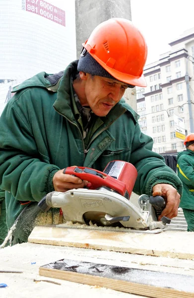 Moscú Rusia Febrero 2013 Los Trabajadores Con Cascos Uniformes Vieron — Foto de Stock