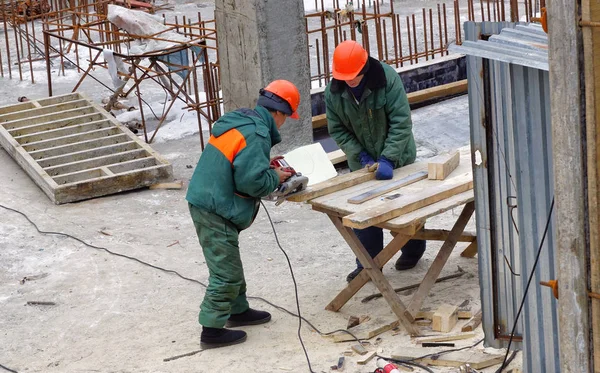 Moscú Rusia Febrero 2013 Los Trabajadores Con Cascos Uniformes Vieron — Foto de Stock