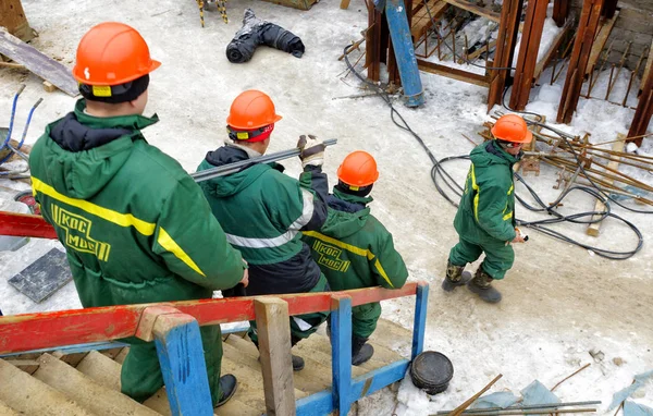 Moscú Rusia Febrero 2013 Trabajadores Con Cascos Uniformes Van Obra — Foto de Stock