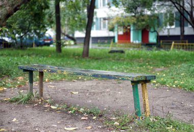 Bank avlusunda Belediye Binası.