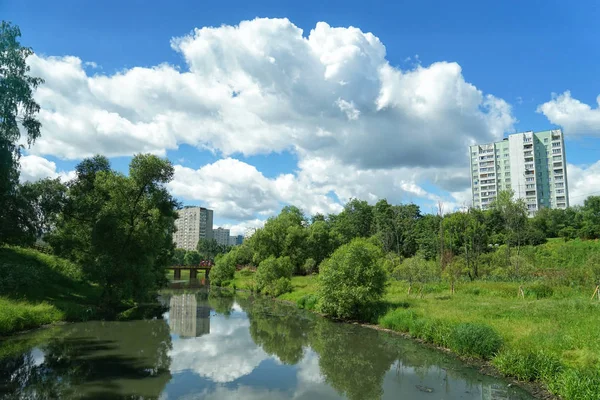 Bulutlar su yansıması. Nehir chertyanka ve konut Moskova'da arka plan üzerinde doğal bir park.