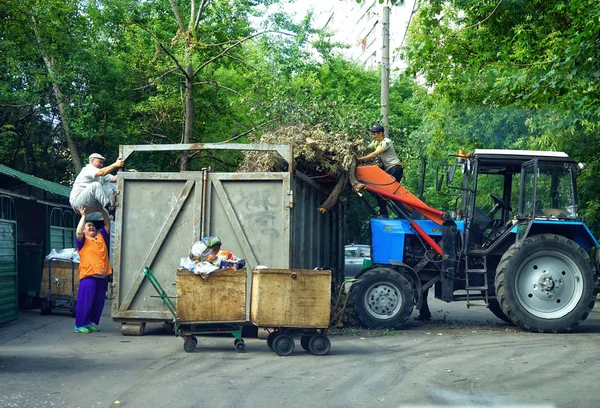 Moskova Rusya Haziran 2014 Moskova Çöp Konteyner Ağaçlarının Dalları Silecekler — Stok fotoğraf