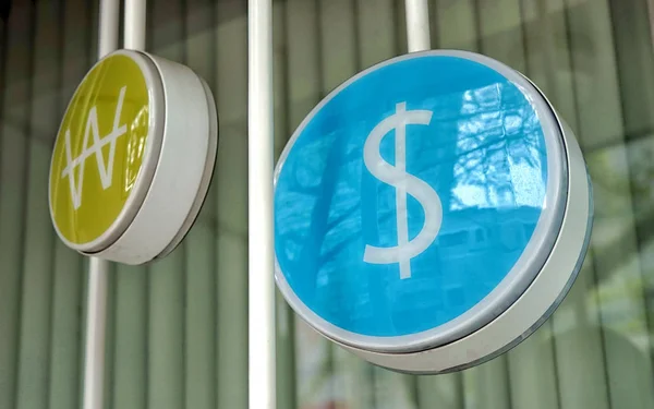 美元符号和银行橱窗里的韩元 — 图库照片