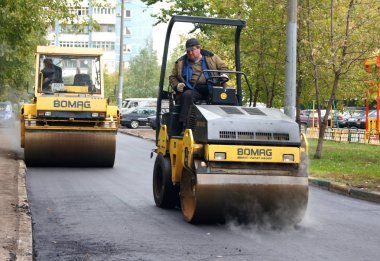 Moskova, Rusya - Mayıs, 2011:Two sarı pisti asfalt için. Moskova'da ortak alanlarda yenileme programı.