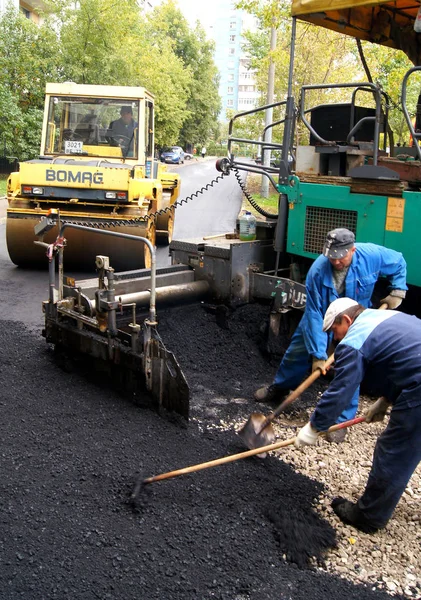 Moskou Rusland Mei 2011 Asfalt Compactor Werknemers Met Schoppen Het — Stockfoto