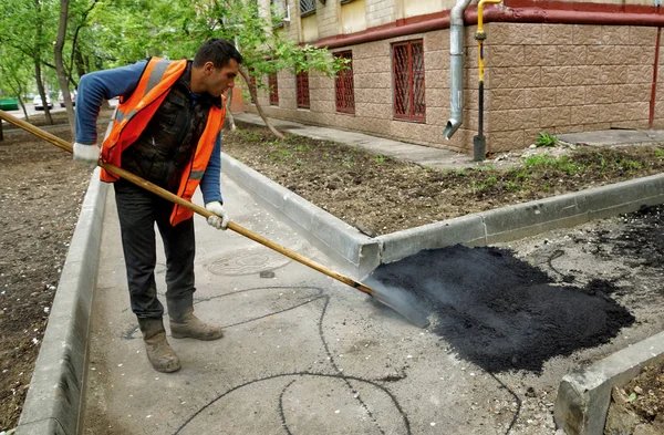 莫斯科 俄罗斯 2011年5月 工人正在修复沥青轨道 莫斯科公共区域改造方案 — 图库照片