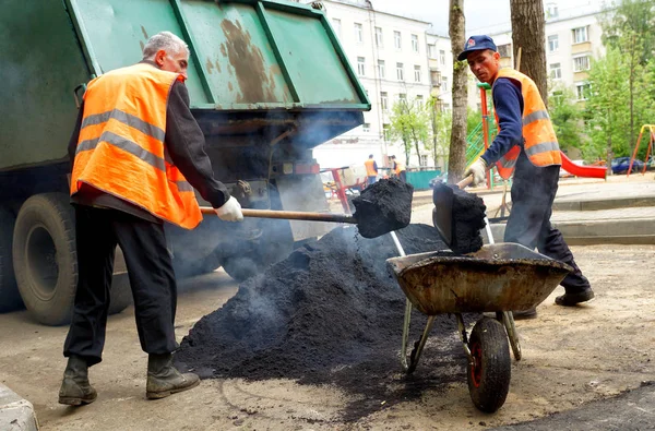 Moscú Rusia Mayo 2011 Trabajadores Con Palas Una Pila Asfalto — Foto de Stock