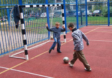 Moskova, Rusya - Eylül 2011: Bir avlu bahçesi Moskova'da çocuklar futbol oynamak