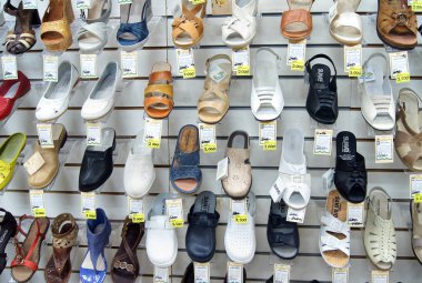 Moskova, Rusya - Eylül 2011: Vitrin kadın ayakkabı ve çocuk sandalet. Moskova'da Ayakkabı Mağazası.