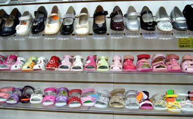 Moskova, Rusya - Eylül 2011: Vitrin kadın ayakkabı ve çocuk sandalet. Moskova'da Ayakkabı Mağazası.