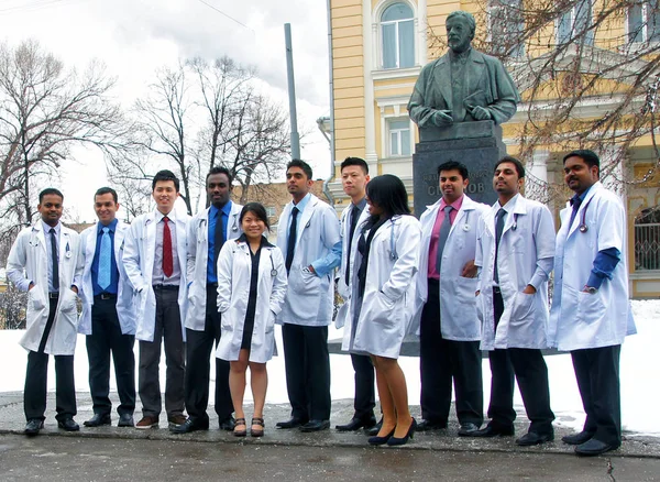 Moskova, Rusya - Nisan 2012: Medetsinskim Üniversitesi Moskova'da yanındaki genç doktorlar mezunları fotoğraflandı.