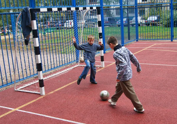 Μόσχα Ρωσία Σεπτέμβριος 2011 Αγόρια Παίζουν Ποδόσφαιρο Μια Παιδική Χαρά — Φωτογραφία Αρχείου