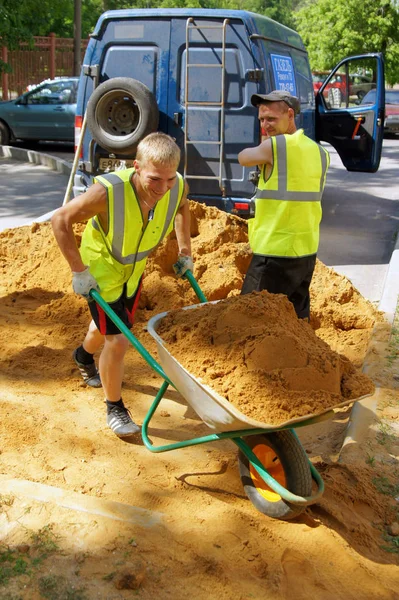 Moskva Ryssland Juni 2011 Ung Arbetstagare Overaller Transporterar Sand Handhållen — Stockfoto