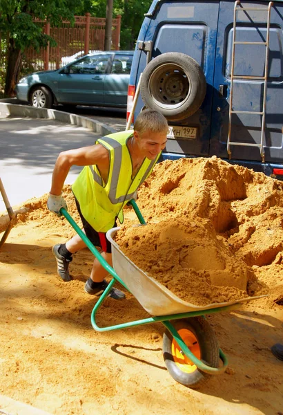 Moscow Russia June 2011 Young Worker Overalls Transporting Sand Hand — Stock Photo, Image