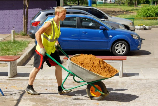 Moskau Russland Juni 2011 Ein Junger Arbeiter Overalls Transportiert Sand — Stockfoto