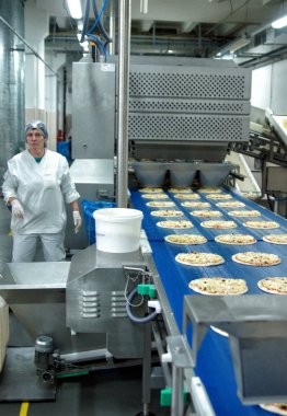 Moskova, Rusya - Ocak 2012: Dan pizza konveyör. Pastane Moskova'da fabrika.