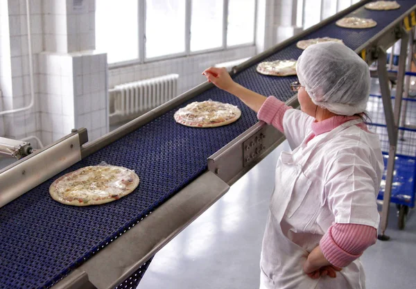 モスクワ ロシア連邦 2012 ベーカリー ワーカーは ピザとコンベヤの作業を制御します モスクワのベーカリー製品の工場 — ストック写真